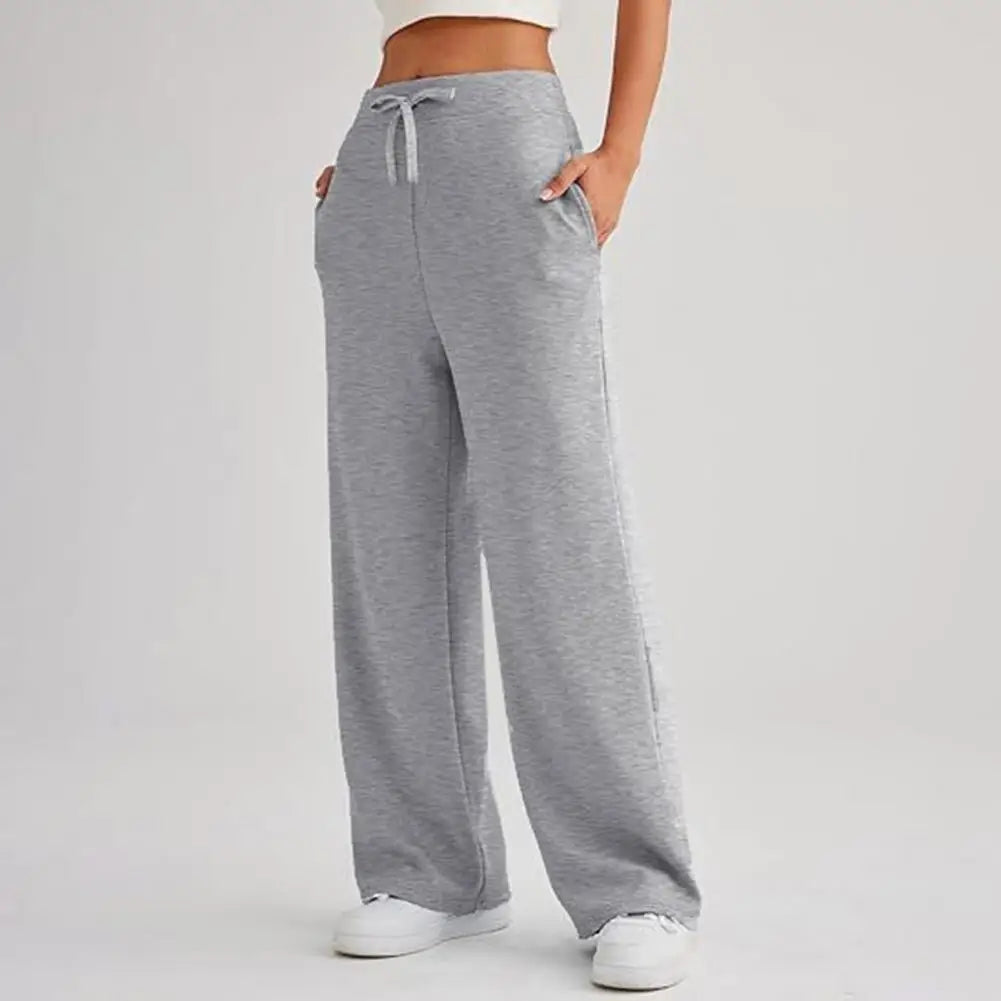 Pantalon large femme gris clair en tissu fluide idéal pour un look élégant.