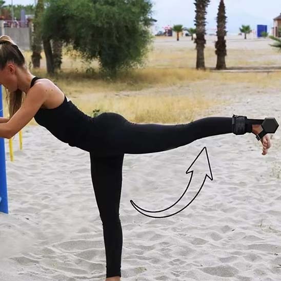 Sangle de cheville musculation réglable utilisée pour des exercices de fessiers et jambes.
