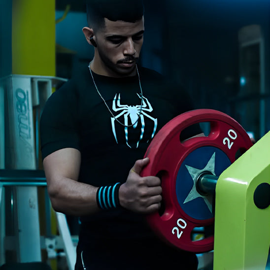 T-shirt fitness homme SpiderPerformance™ en polyester respirant et extensible, parfait pour la salle de sport.
